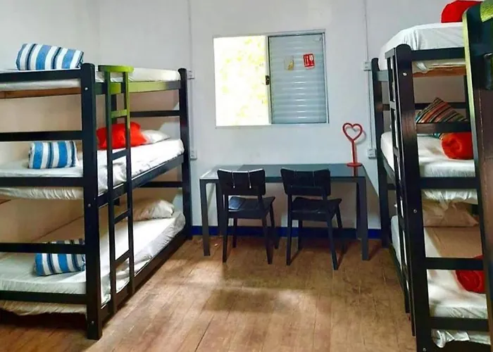 Pinheiros Hostel & Food
